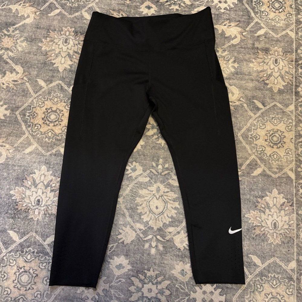 Nike Cropped Leggings With Pockets - XL